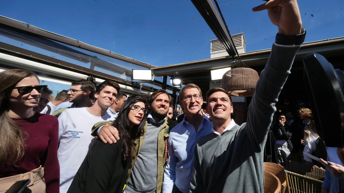 El presidente del PP, Alberto Núñez Feijóo, posa para una foto con jóvenes en un acto de vivienda en Madrid El presidente del PP, Alberto Núñez Feijóo, posa para una foto con jóvenes en un acto de vivienda en Madrid