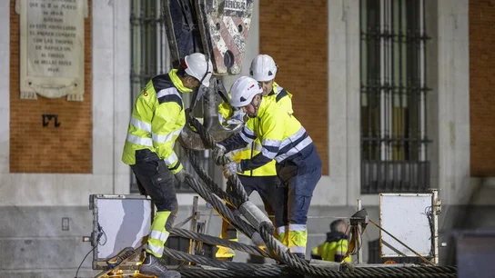 Momento en el que los operarios colocan el pedestal de la estatua. Puerta del Sol