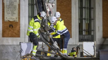 Momento en el que los operarios colocan el pedestal de la estatua. 