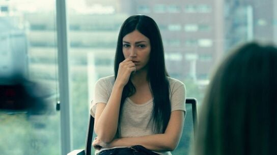 Úrsula Corberó como Rosa Peral en una de sus declaraciones por el crimen de la Guardia Urbana en 'El cuerpo en llamas'.