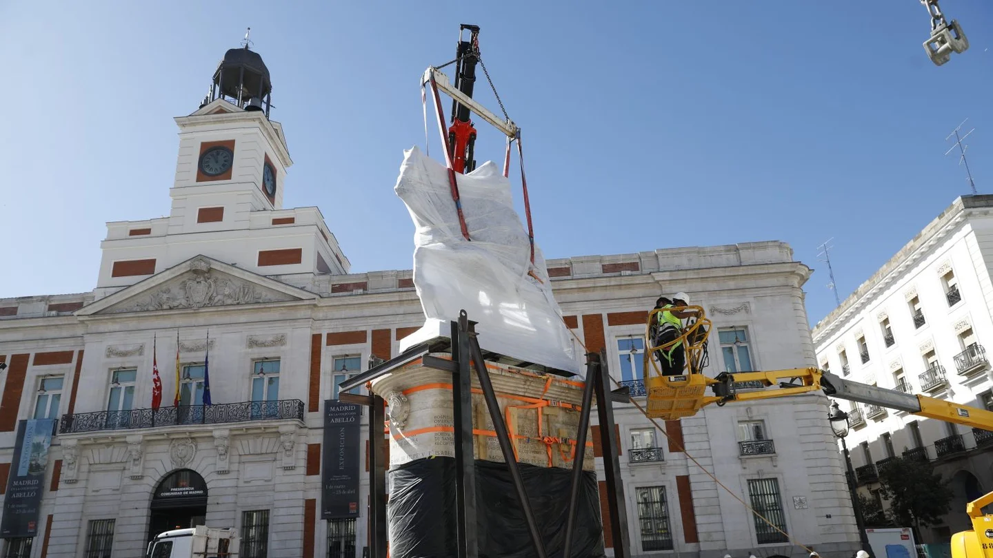 La estatua ecuestre, ya en su nueva localización en la Puerta del Sol. La estatua ecuestre, ya en su nueva localización en la Puerta del Sol.