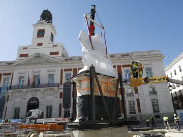 La estatua ecuestre, ya en su nueva localización en la Puerta del Sol.