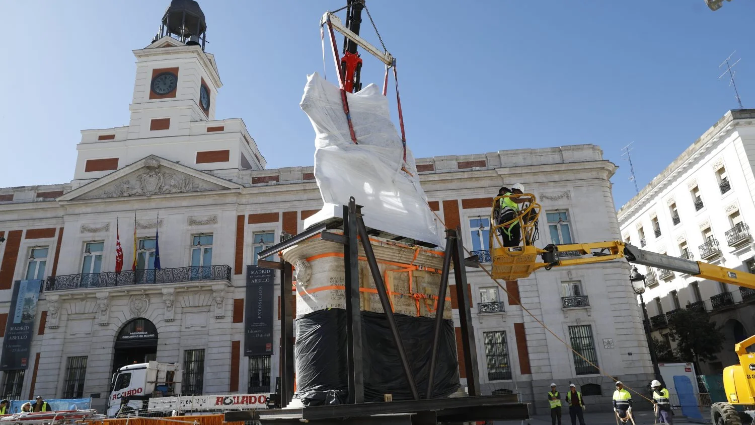 La estatua ecuestre, ya en su nueva localización en la Puerta del Sol.