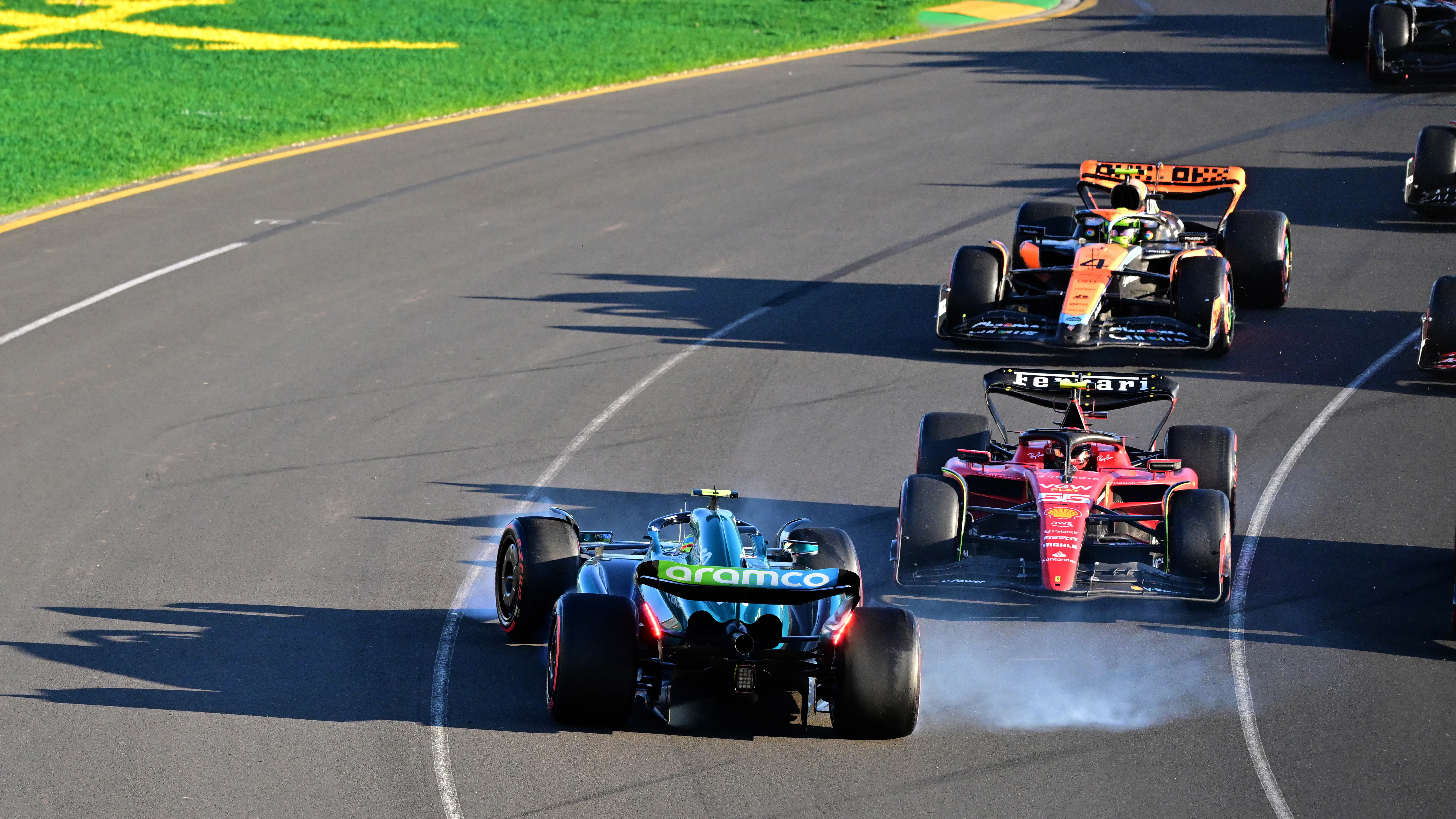 Choque de Carlos Sainz con Fernando Alonso