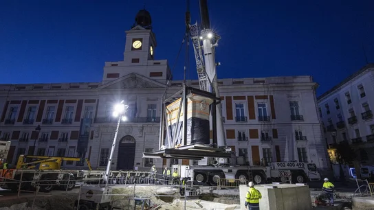 Traslado del pedestal en la noche del sábado 15 al domingo 16 de abril en la Puerta del Sol Traslado del pedestal en la noche del sábado 15 al domingo 16 de abril en la Puerta del Sol
