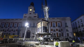 Traslado del pedestal en la noche del sábado 15 al domingo 16 de abril en la Puerta del Sol