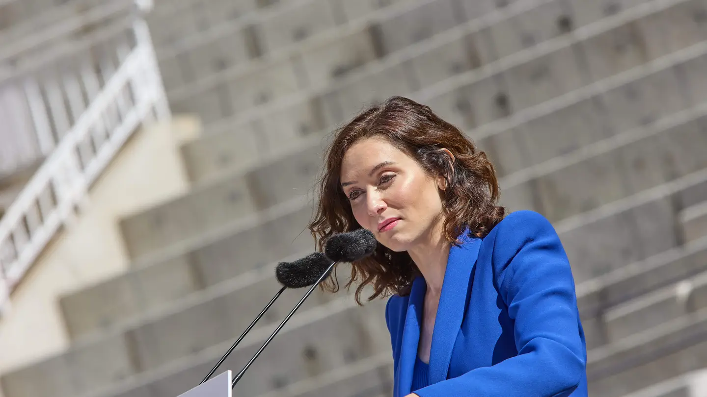 Junta Electoral obliga a quitar la foto de Ayuso de folletos de voto por correo Junta Electoral obliga a quitar la foto de Ayuso de folletos de voto por correo