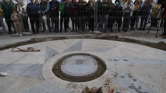 Momento en el que colocaron la nueva placa del kilómetro cero de la Puerta del Solo Momento en el que colocaron la nueva placa del kilómetro cero de la Puerta del Solo