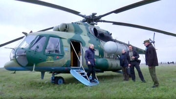 Imagen del presidente ruso, Vladimir Putin, llegando a una de las sedes de las tropas rusas en Ucrania.