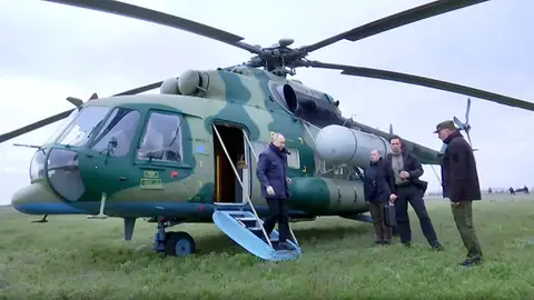 Imagen del presidente ruso, Vladimir Putin, llegando a una de las sedes de las tropas rusas en Ucrania.