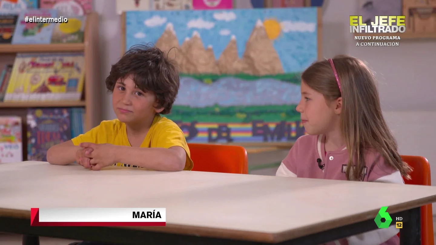 ¿Tú te peinas?: la divertida pregunta de una niña a su compañero en plena entrevista de Thais Villas Thais Villas visita un colegio y pregunta a los niños sobre higiene personal. ¿Cada cuánto se duchan? ¿Cuánto tiempo podrían estar sin hacerlo? ¿Les gusta lavarse los dientes? ¿Y cortarse las uñas? Sus respuestas, en este vídeo de El Intermedio.
