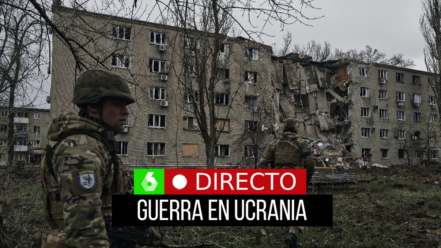 Guerra Rusia Ucrania, en directo: Soldados ucranianos pasan por un edificio de apartamentos dañado por el bombardeo ruso en Avdiivka, región de Donetsk. Guerra Rusia Ucrania, en directo: Soldados ucranianos pasan por un edificio de apartamentos dañado por el bombardeo ruso en Avdiivka, región de Donetsk.