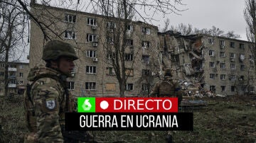 Guerra Rusia Ucrania, en directo: Soldados ucranianos pasan por un edificio de apartamentos dañado por el bombardeo ruso en Avdiivka, región de Donetsk.