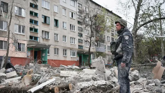un policía en la escena de un ataque con cohetes rusos contra un edificio residencial en la ciudad de Sloviansk en Donetsk, Ucrania. un policía en la escena de un ataque con cohetes rusos contra un edificio residencial en la ciudad de Sloviansk en Donetsk, Ucrania.