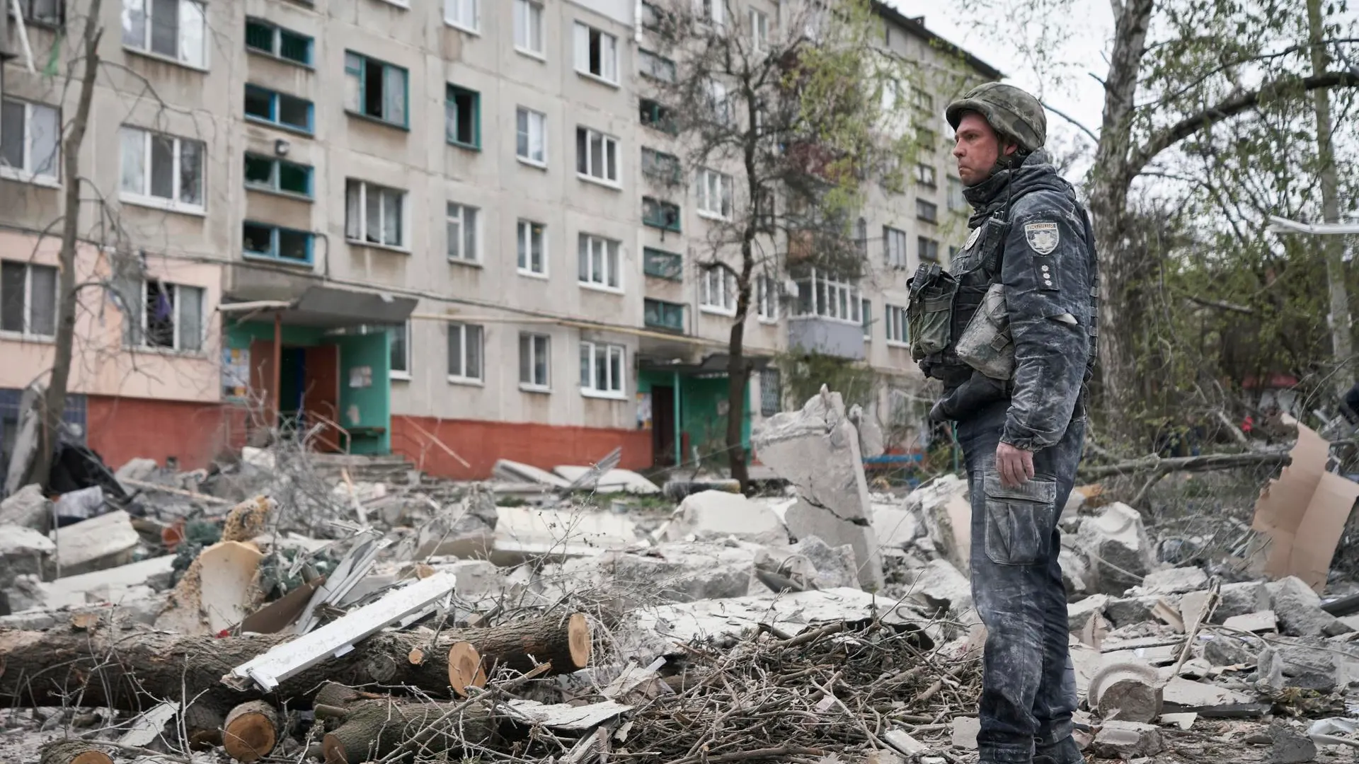 un policía en la escena de un ataque con cohetes rusos contra un edificio residencial en la ciudad de Sloviansk en Donetsk, Ucrania.