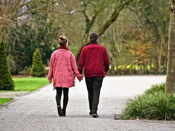 Imagen de archivo de dos personas paseando juntas.
