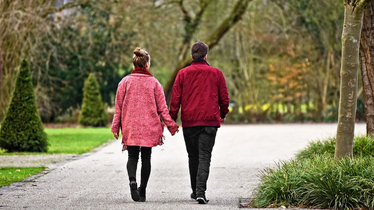 Imagen de archivo de dos personas paseando juntas.