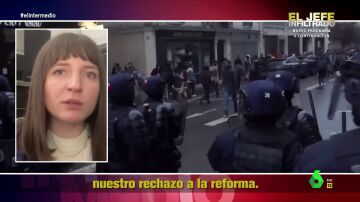 Una activista critica la represión del Gobierno de Macron contra las protestas