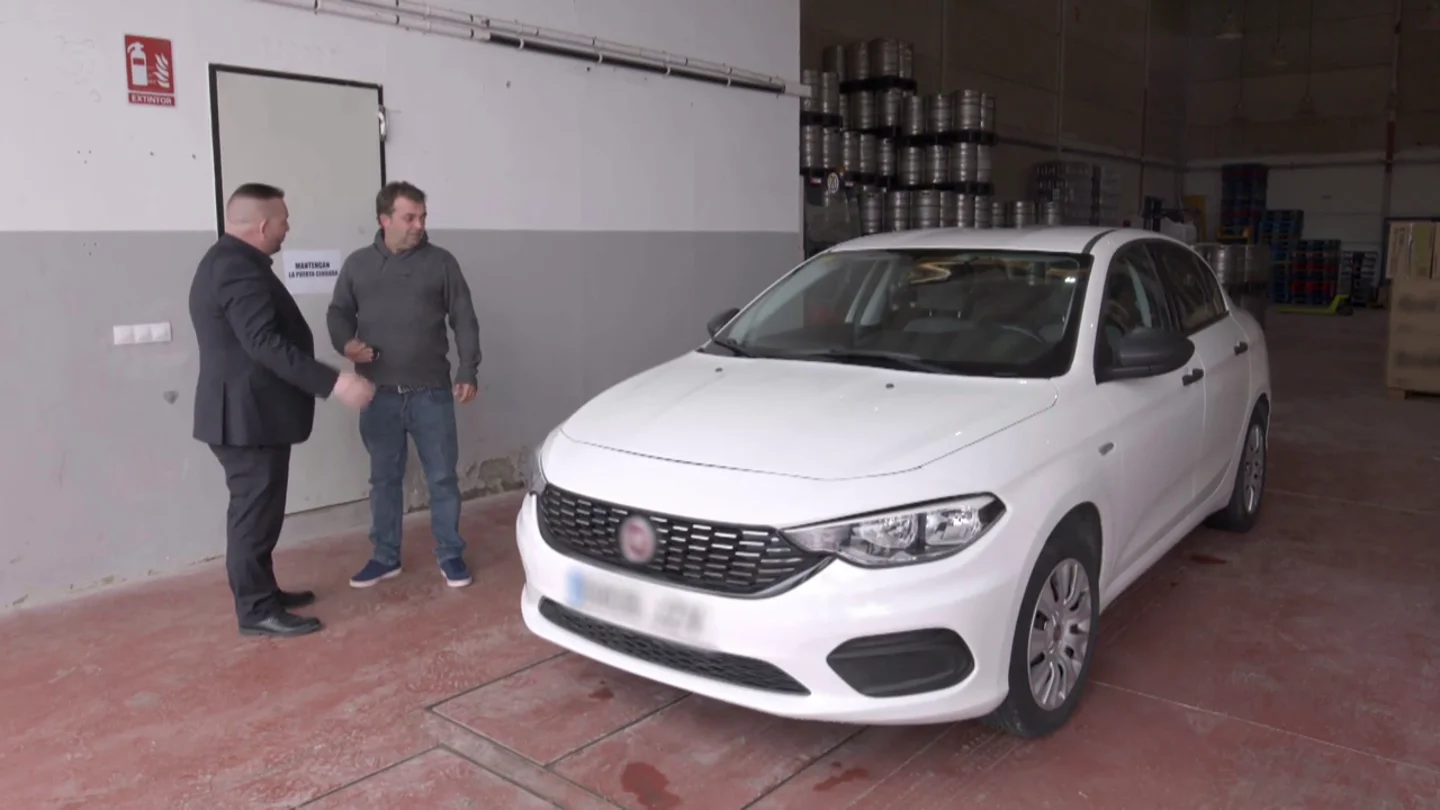 La reacción de Tomás cuando 'el jefe infiltrado' de La Mar de Gambas le regala un coche nuevo por sorpresa La reacción de Tomás cuando 'el jefe infiltrado' de La Mar de Gambas le regala un coche nuevo por sorpresa