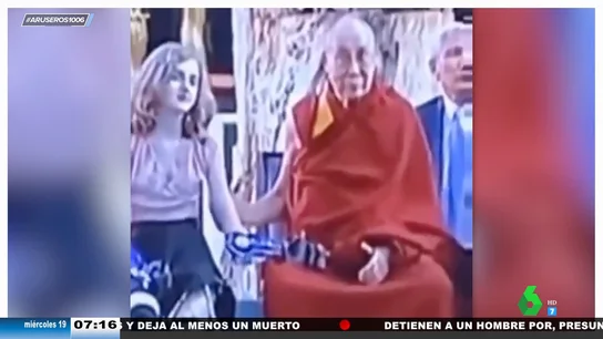 Crece la polémica en torno al Dalái Lama: sale a la luz un antiguo vídeo en el que le acaricia el brazo a una niña Crece la polémica en torno al Dalái Lama: sale a la luz un antiguo vídeo en el que le acaricia el brazo a una niña