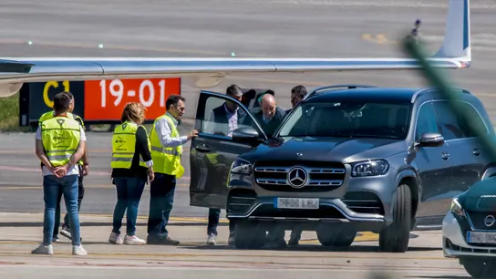 El rey emérito Juan Carlos I a su llegada este miércoles al aeropuerto de Peinador (Vigo) procedente de Londres. El rey emérito Juan Carlos I a su llegada este miércoles al aeropuerto de Peinador (Vigo) procedente de Londres.