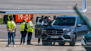 El rey emérito Juan Carlos I a su llegada este miércoles al aeropuerto de Peinador (Vigo) procedente de Londres.