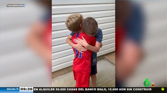 El emotivo reencuentro entre dos niños, amigos desde pequeños, después de mucho tiempo sin verse El emotivo reencuentro entre dos niños, amigos desde pequeños, después de mucho tiempo sin verse