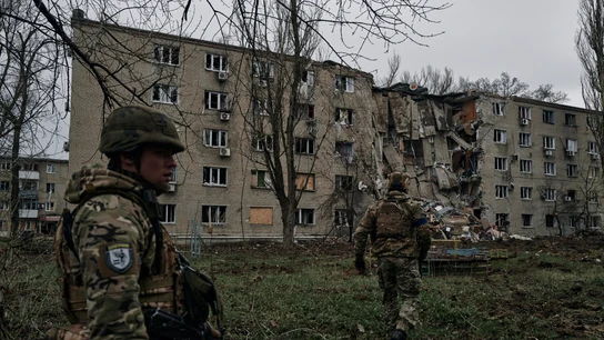 Soldados ucranianos pasan por un edificio de apartamentos dañado por el bombardeo ruso en Avdiivka, región de Donetsk. Soldados ucranianos pasan por un edificio de apartamentos dañado por el bombardeo ruso en Avdiivka, región de Donetsk.