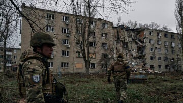 Soldados ucranianos pasan por un edificio de apartamentos dañado por el bombardeo ruso en Avdiivka, región de Donetsk.