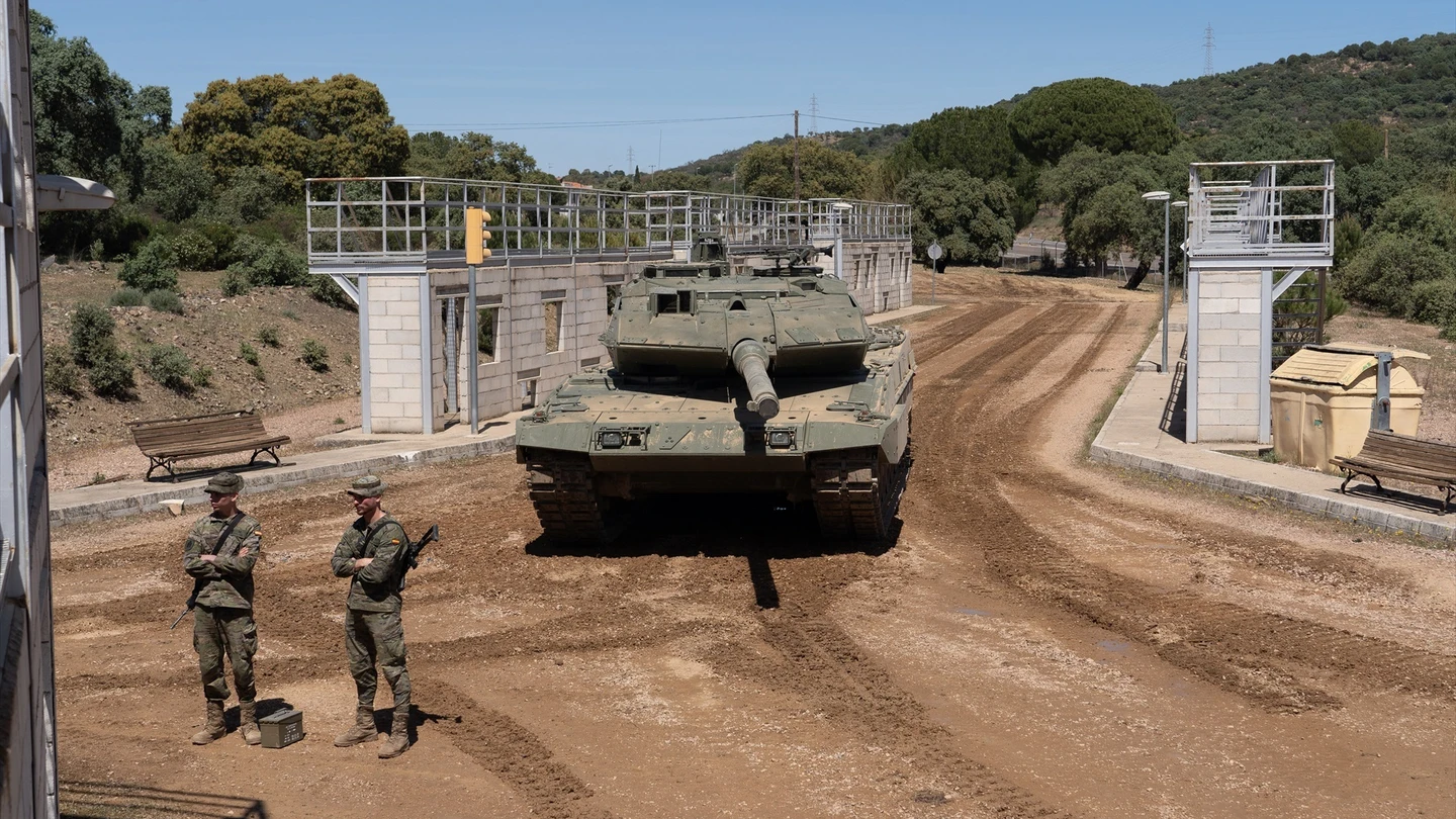 Maniobras del carro de combate Leopard, a 13 de abril de 2023, en Córdoba. Maniobras del carro de combate Leopard, a 13 de abril de 2023, en Córdoba.