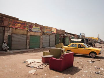 “Waking up with machine guns and artillery is not easy”: the story of a Spaniard in Sudan from day to day between combats