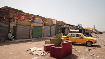 Comercios cerrados en Jartum, Sudán, en plenos combates entre el ejército y los paramilitares