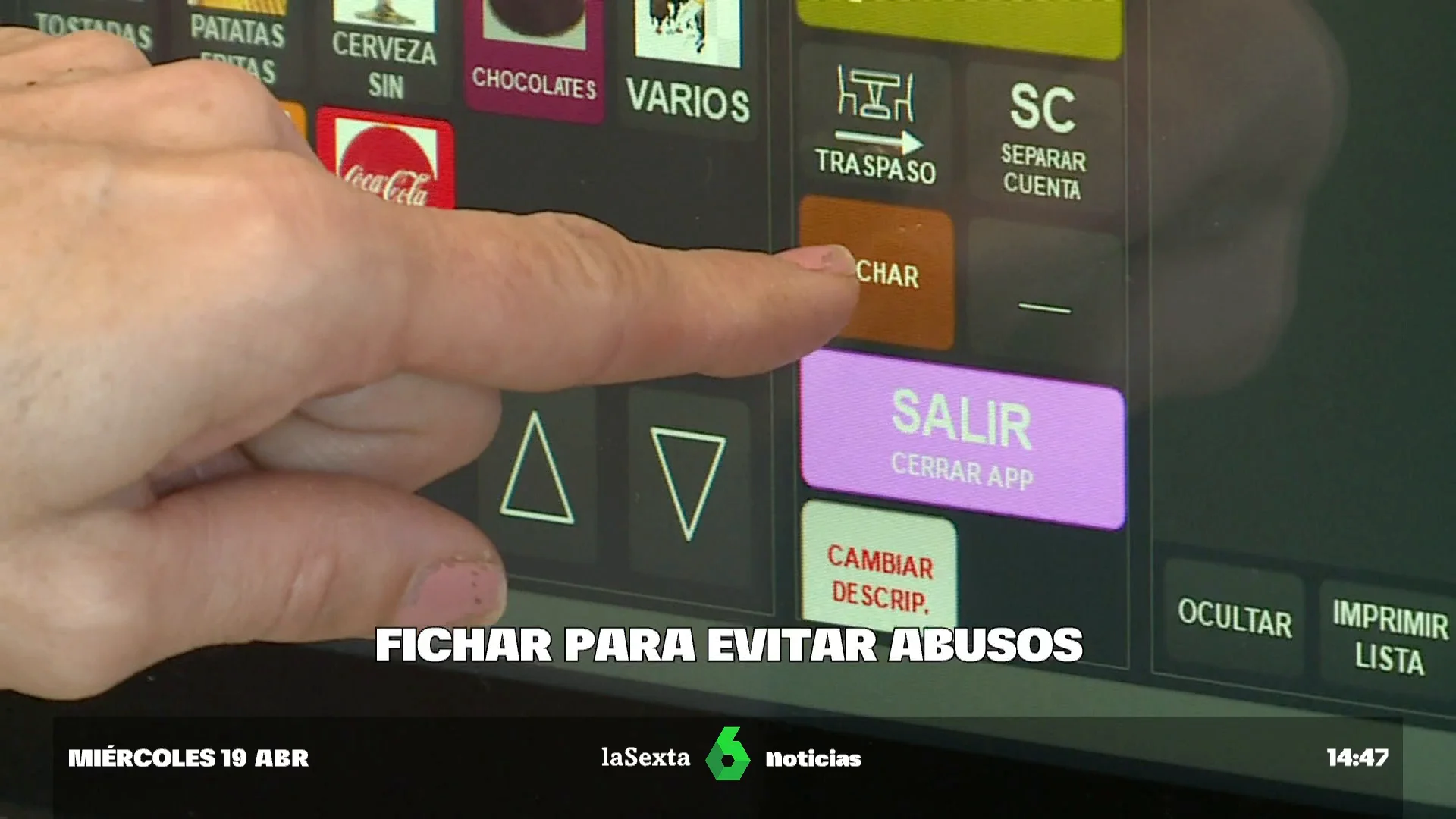 Imagen de una camarera enseñando cómo se ficha