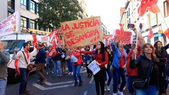 Manifestación convocada para exigir una subida salarial a las puertas de la sede del Ministerio de Justicia Manifestación convocada para exigir una subida salarial a las puertas de la sede del Ministerio de Justicia