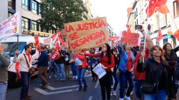 Manifestación convocada para exigir una subida salarial a las puertas de la sede del Ministerio de Justicia