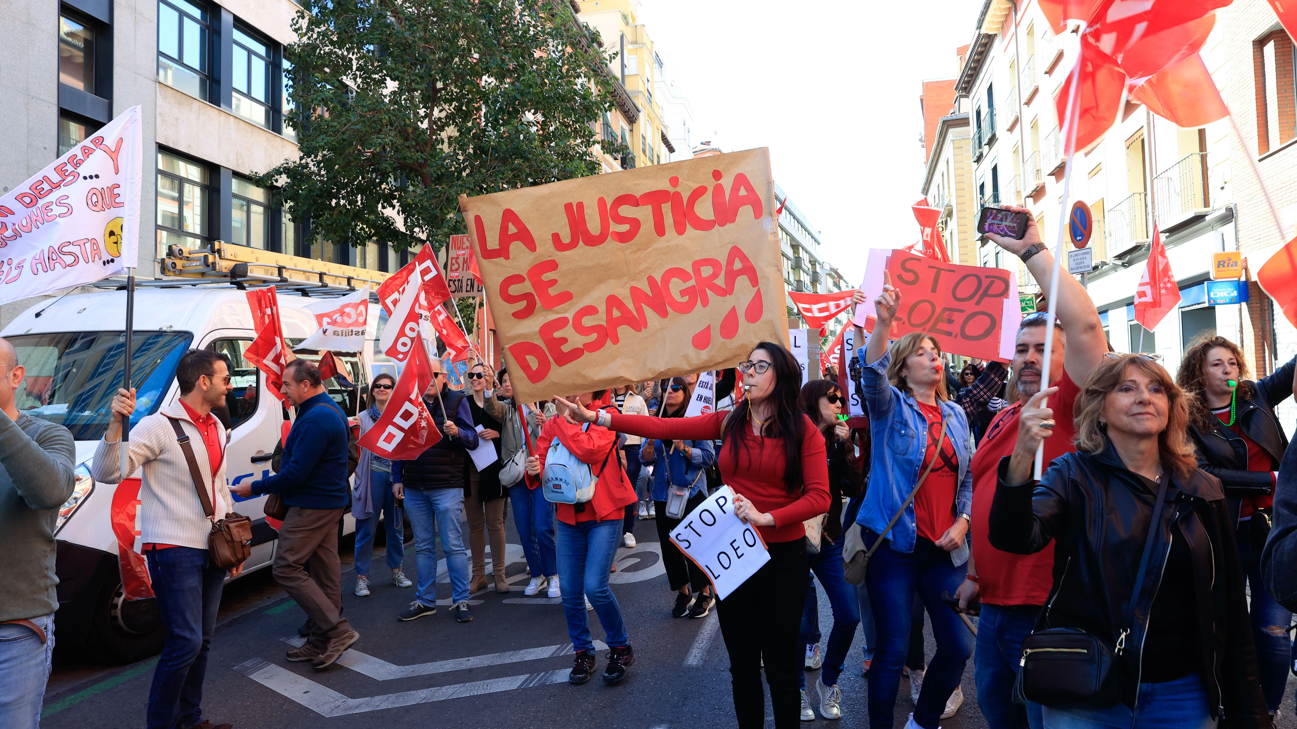 Manifestación convocada para exigir una subida salarial a las puertas de la sede del Ministerio de Justicia