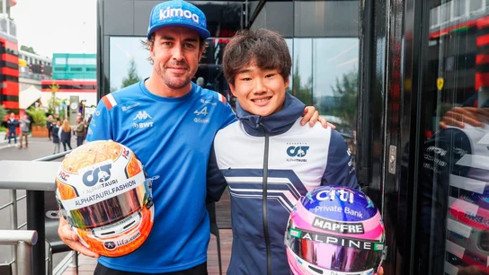 Fernando Alonso y Yuki Tsunoda Fernando Alonso y Yuki Tsunoda