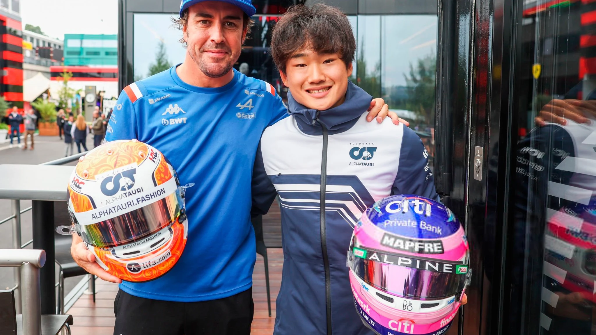 Fernando Alonso y Yuki Tsunoda