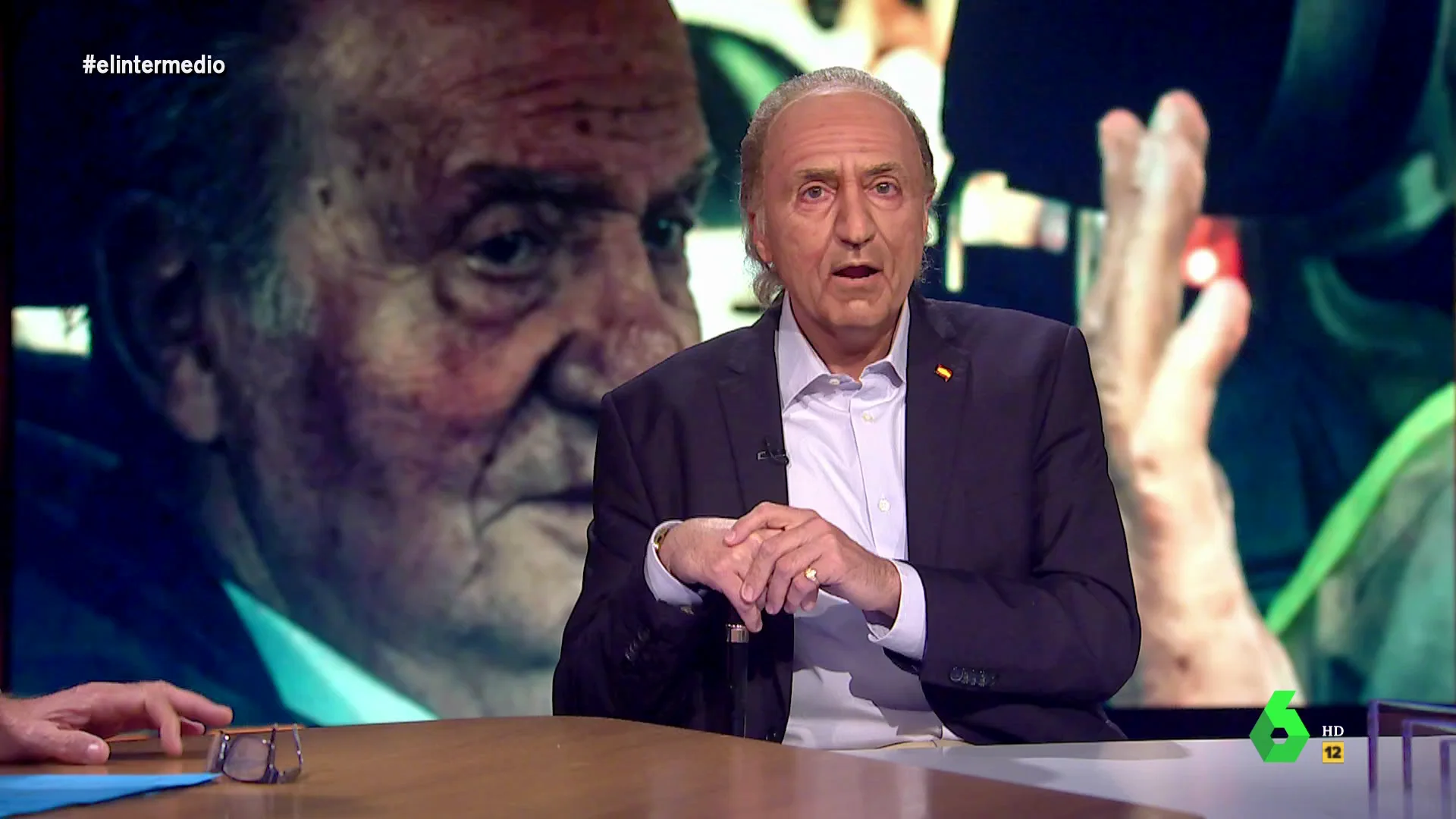 Raúl Pérez imita al rey Juan Carlos en El Intermedio y analiza su regreso a España un mes antes de las elecciones: "Siempre he sido un firme defensor de la democracia. Me votó Franco, el único que lo hacía entonces y saqué mayoría absoluta".