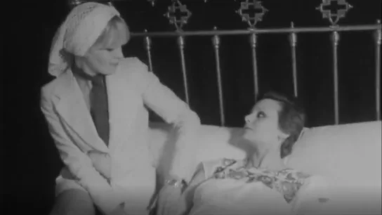 Bárbara Rey y Rocío Durcal durante el rodaje de la película del destape 'Me siento extraña'. Bárbara Rey y Rocío Durcal durante el rodaje de la película del destape 'Me siento extraña'.