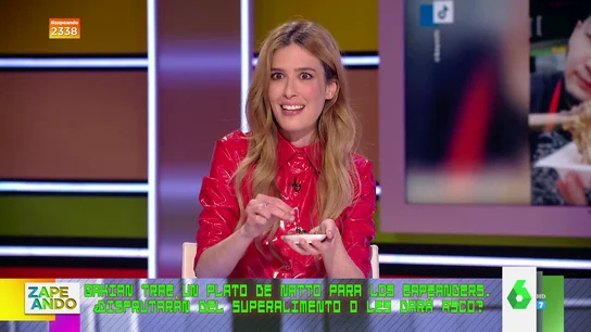 Gakian debuta en Zapeando haciendo comer a los zapeadores el natto En esta nueva sección, Quique Peinado invita a Gakian, una cómica muy peculiar que, para romper el hielo, propone a los zapeadores la degustación de un 'superalimento' con pinta de moco y olor a amoníaco. Sus reacciones, en este vídeo.
