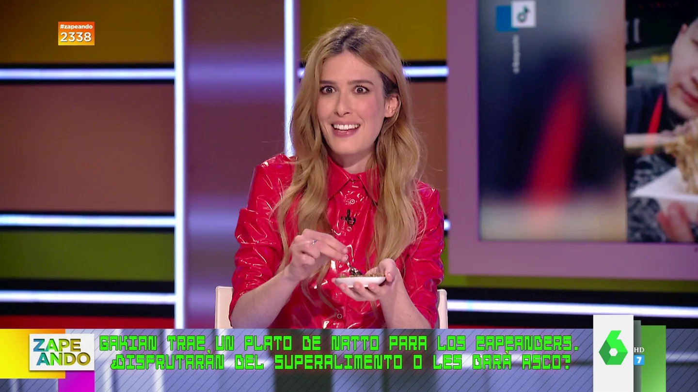 Gakian debuta en Zapeando haciendo comer a los zapeadores el natto En esta nueva sección, Quique Peinado invita a Gakian, una cómica muy peculiar que, para romper el hielo, propone a los zapeadores la degustación de un 'superalimento' con pinta de moco y olor a amoníaco. Sus reacciones, en este vídeo.