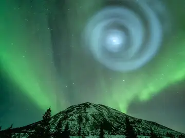 Espiral de gas en el cielo de Alaska