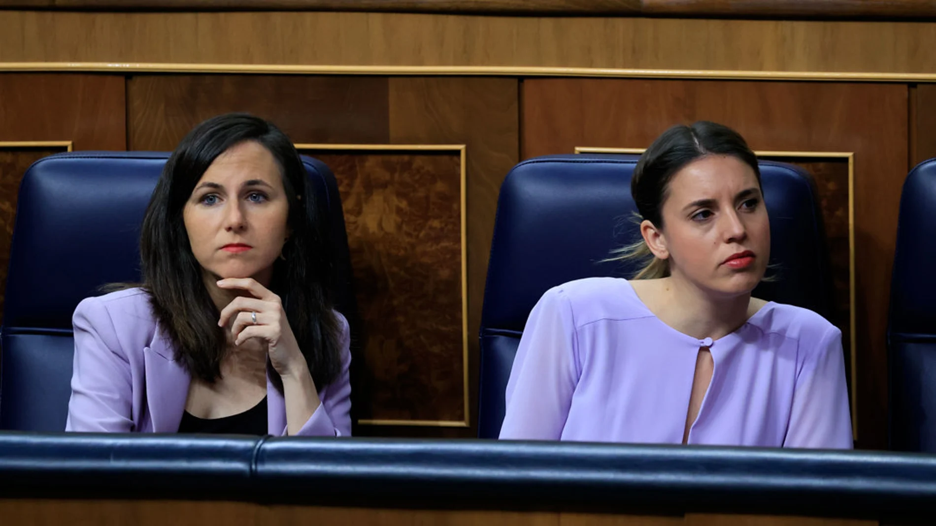 Las ministras de Derechos Sociales, Ione Belarra, y de Igualdad, Irene montero, en el pleno del Congreso 