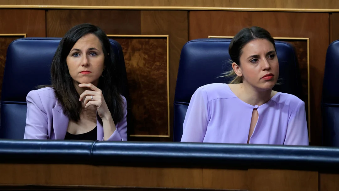 Las ministras de Derechos Sociales, Ione Belarra, y de Igualdad, Irene montero, en el pleno del Congreso/ EFE/Zipi Aragón