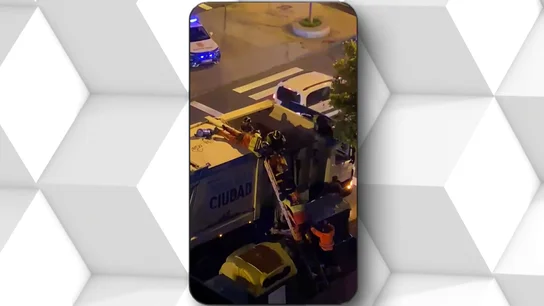 Rescatan a un hombre de un camión de basura al que fue a parar cuando dormía en un contenedor Rescatan a un hombre de un camión de basura al que fue a parar cuando dormía en un contenedor
