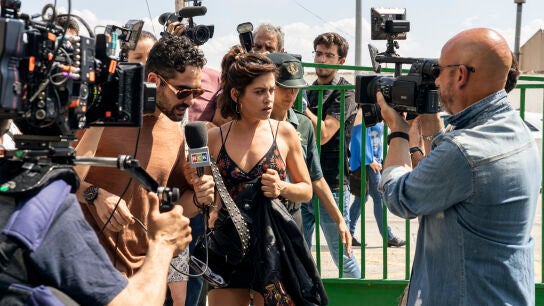 Yolanda (María Leon) se enfrenta a la desaparición de Alba, a la investigación policial y al acoso de la prensa en 'Heridas'.