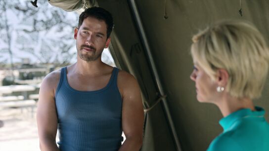 Carlos Torres con Amaia Salamanca, en 'Bienvenidos a Edén' T2