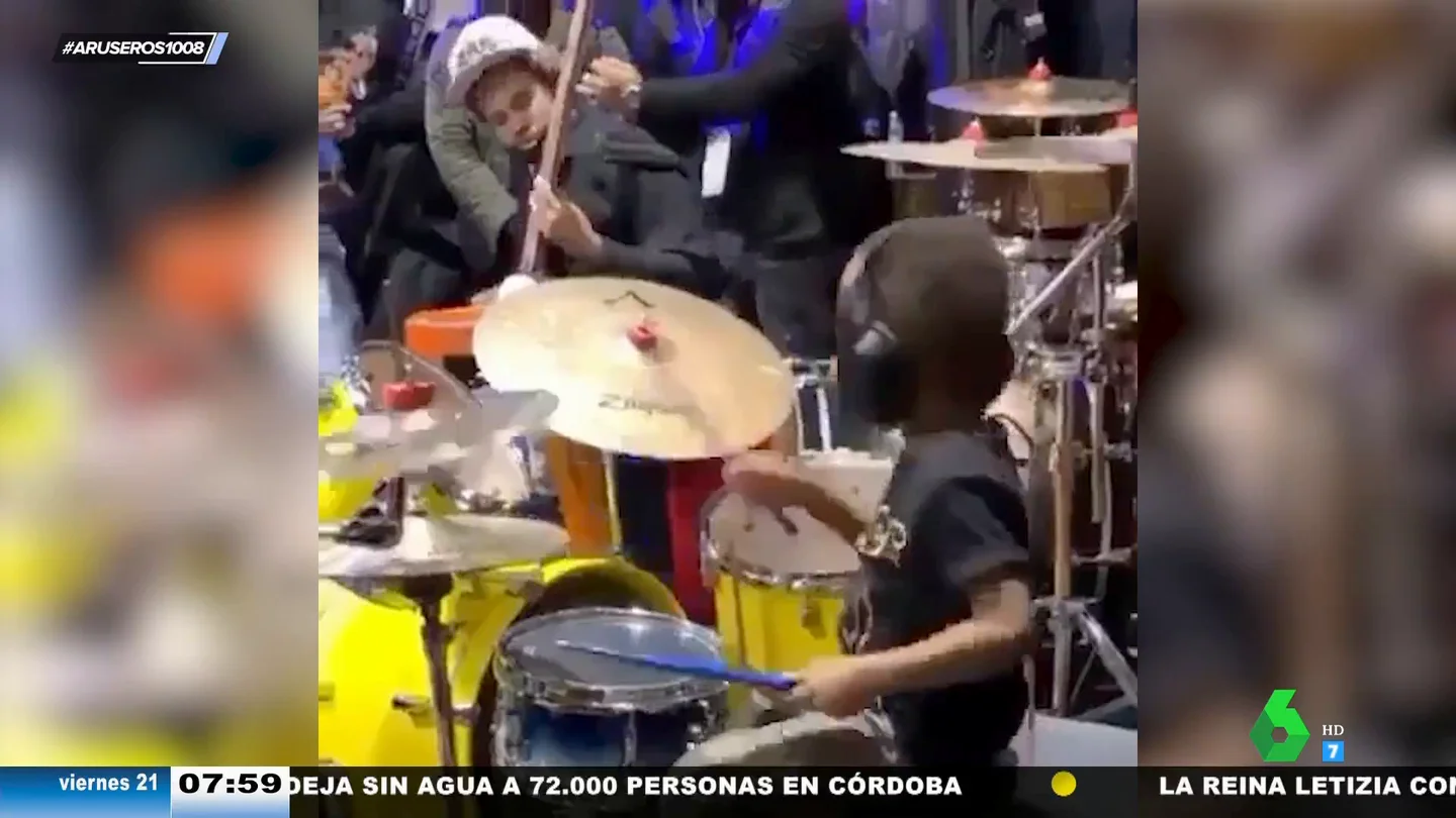 La impresionante habilidad de este niño pequeño para tocar la batería deja asombrada a toda la banda La impresionante habilidad de este niño pequeño para tocar la batería deja asombrada a toda la banda