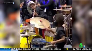 La impresionante habilidad de este niño pequeño para tocar la batería deja asombrada a toda la banda